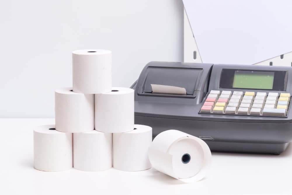 Tumpukan kertas thermal roll di printer POS